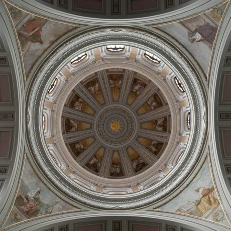 Cupola-con-affreschi-di-angeli-nei-dodici-spicchi-in-evidenza-i-quattro-evangelisti-nei-pennacchi-affrescati-da-Paolo-Vetri-1855-1937.JPG